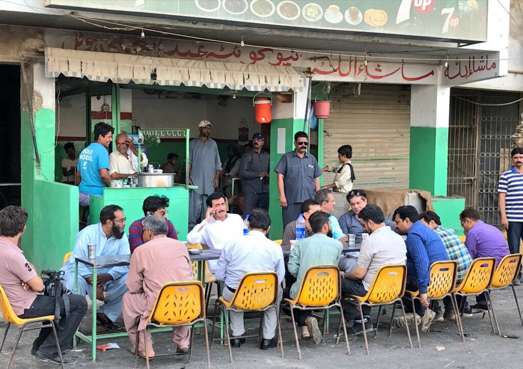 Karachi chai dhaba crackdown 2025 – footpath encroachment removal operation