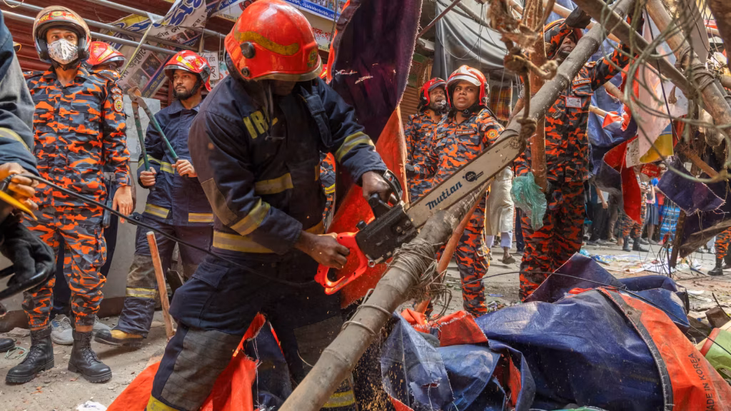 Bangladesh Hit by Powerful 5.5 Earthquake: Multiple Injuries Reported as Tremors Spread Panic in Dhaka People rushing outdoors during a 5.5 magnitude earthquake in Dhaka, Bangladesh, with buildings shaking and debris falling.