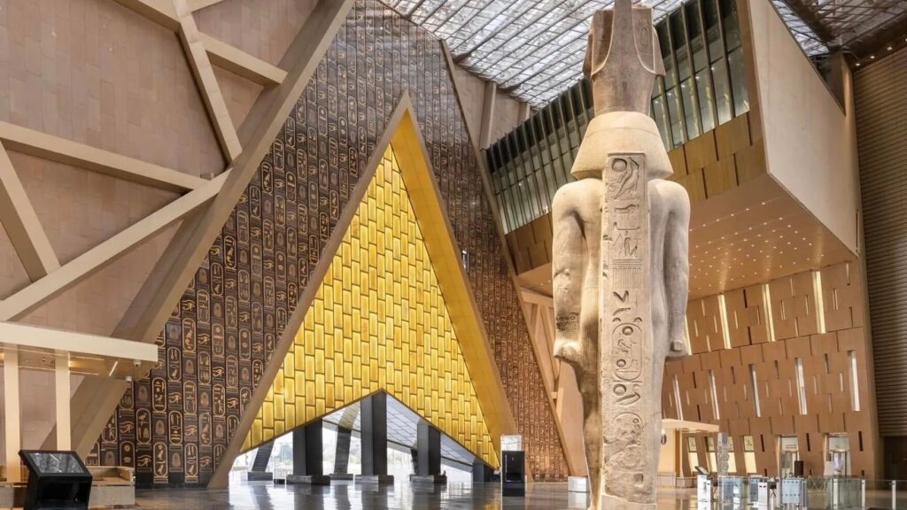 The Grand Egyptian Museum ka Iftitah: Misr ki Qadeem Tehzeeb ek bar phir manzar pe | Egypt Tourism, Ancient Civilization & Cultural Heritage 2025 Grand Egyptian Museum exterior view near Giza Pyramids showcasing Ramses II statue and modern architecture