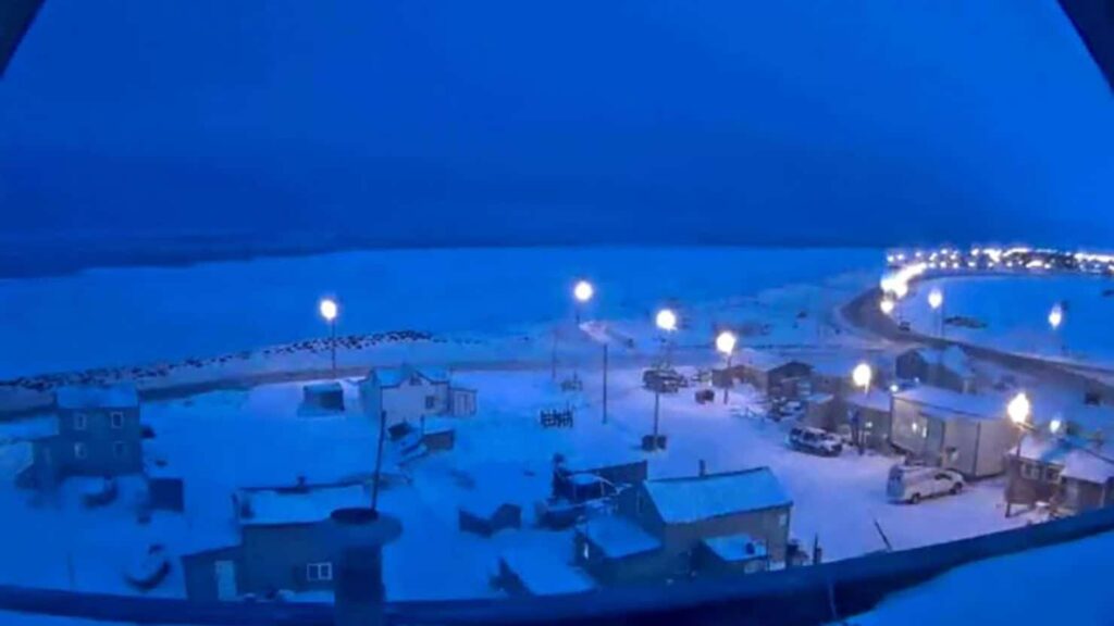 Utqiagvik, Alaska mein Polar Night ke dauran pale blue twilight